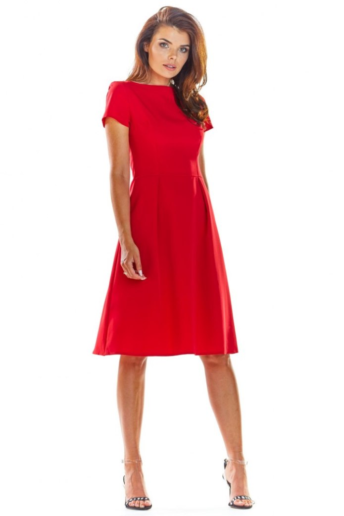 Elegancka Sukienka Midi Rozkloszowana Z Krótkim Rękawem - czerwona
